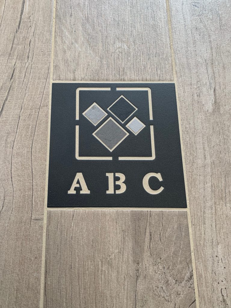 ABC - Votre logo sur mesure à la taille du carrelage choisi afin de pouvoir l’intégrer parfaitement dans votre nouveau sol.